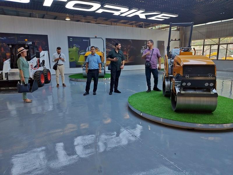 國外客戶來我廠參觀考察小型壓路機(jī)，并達(dá)成合作意向