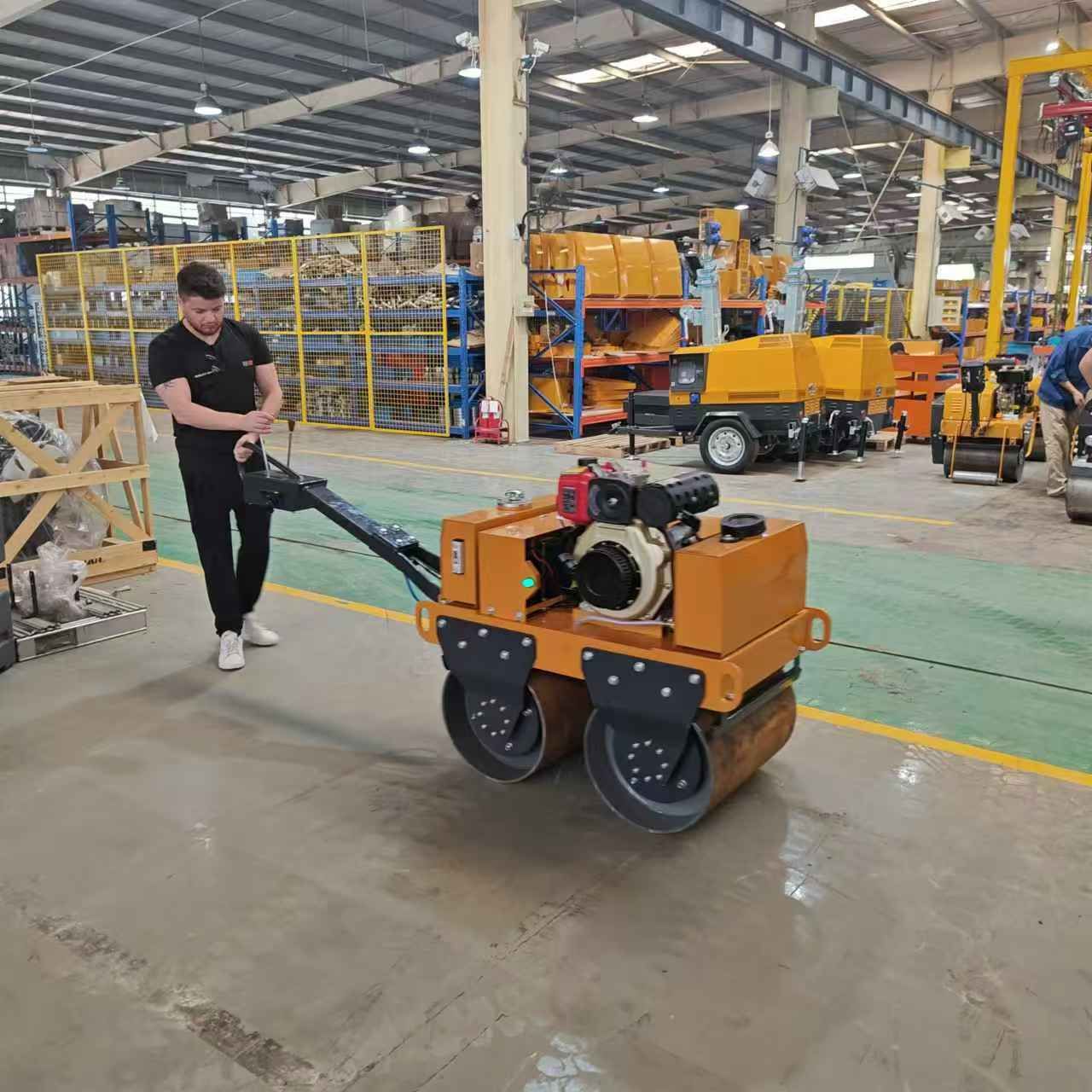 國(guó)外客戶(hù)來(lái)我廠(chǎng)參觀(guān)考察小型壓路機(jī)、移動(dòng)照明車(chē)等產(chǎn)品