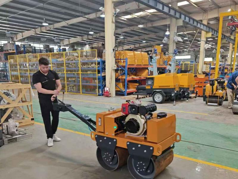 國外客戶來我廠參觀考察小型壓路機(jī)、移動(dòng)照明車等產(chǎn)品