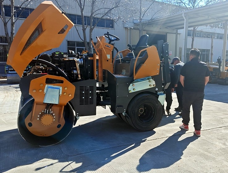 3月18日，哈薩克斯坦客戶來(lái)廠體驗(yàn)考察5噸膠輪壓路機(jī)
